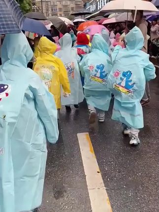 这款专为学生设计的儿童雨衣,采用了全包式大帽檐设计。#儿童雨衣防水透气