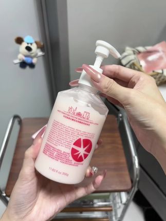 这哪是身体乳啊?分明是行走的高级香氛! 前调清新灵动,中后调温柔又持久,闻起来比我好多瓶香水都要惊艳。 用完感觉自己就是自带体香的女主角,举手投足都是高级感。 #身体乳 #润肤霜 #时空旅者身体香氛护手霜 #护肤好物