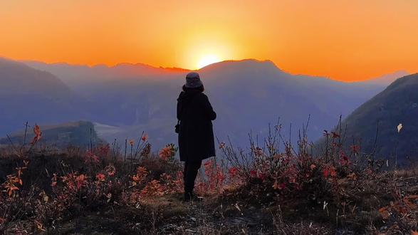 这首《海岸幻梦》,是凯尔特民谣乐队Celtic Echoes2025年10月发行的作品,用苏格兰盖尔语吟唱,旋律空灵悠扬,像爱尔兰西海岸的海风轻轻吹过,带着潮汐的温柔韵律。这一年,它陪着我翻山越岭,把川西的雪山、八美草原的辽阔都揉进了旋律里,让每一段旅程都有了诗意的背景音。#春节心动之旅 #原创作品 #新春开门红