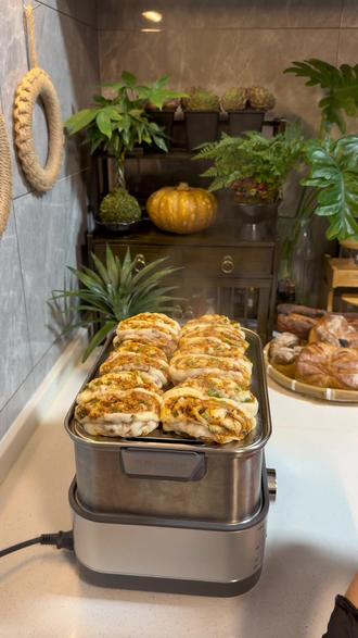 肉卷锅盔 下雪天和肉卷,酸菜猪肉锅盔真的是绝配,北方的冬天就适合吃面食🍝#肉卷 #花卷 #锅盔 #面食 #面食分享