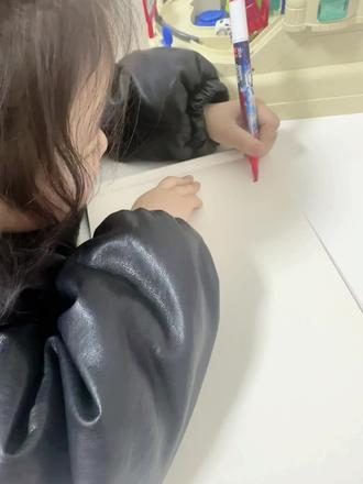 家人们 左撇子要给她改过来了吗?#你家孩子也这样吗