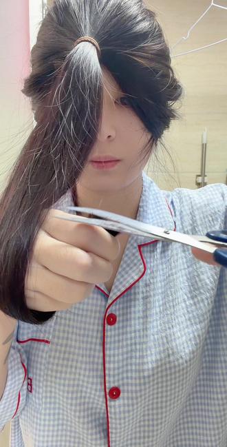 自己在家剪头发 不知道算不算翻车了 你们看呢?#自己剪发 #日常vlog