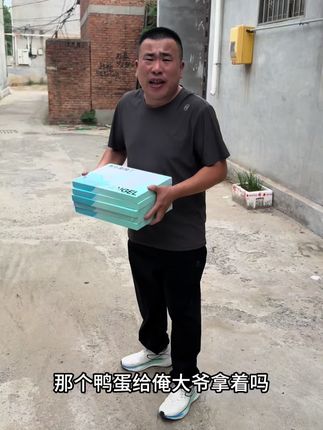 今天大保洁马上做完啦,明天可以进家电啦,这一款白t是一家专门做内衣的厂家生产,彗星天使的,很舒服一款蚕丝面膜t