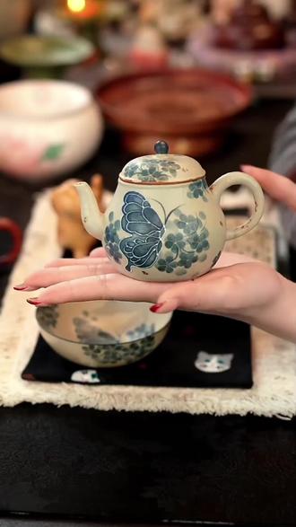 纯手绘蓝蝶陶瓷茶壶
#泡茶神器 #茶壶 #泡茶壶 #茶陶瓷茶壶 #茶器之美
