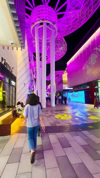 发布文案:
全球最大商场Dubai Mall,50个足球场大,1200家店,3万步走不到1/3。好消息:全中文路标,走不丢!🚶♂️🇨🇳 #DubaiMall #迪拜旅行#迪拜土豪 #迪拜