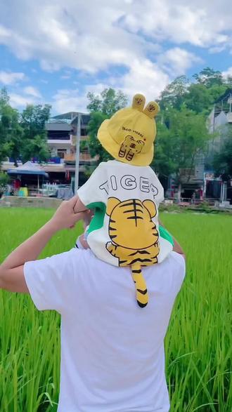 早上出门又被围观啦,都问宝宝的衣服哪里买的,真的太可爱了,小老虎尾巴造型,棉料柔软舒适,好可爱#母婴好物 #萌娃穿搭 #人类幼崽夏季穿搭 #夏季新款