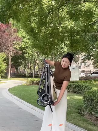这个可坐可躺的便携式婴儿口袋推车,真的带娃出门太需要了,简直是解放双手,实现轻轻松松遛娃#宝妈带娃解放双手#宝妈推荐#婴儿推车#遛娃神器 #带娃好物