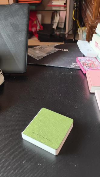 轻听翻翻乐,款式多。纸张300克不卷边,很多美术博主都在用