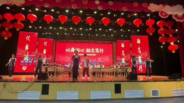 23班拿下课桌舞特等奖! #学生们的荣耀时刻 #优秀学生团 #颁奖仪式现场 #演出现场视频 #中国梦新时代新青年