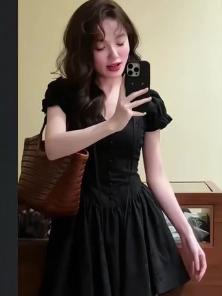 连衣裙女2025夏季新款法式气质收腰显瘦V领设计感泡泡袖短款裙子#无限回购的宝藏单品 #时尚穿搭#简约大气#气质穿搭#谁穿谁好看系列