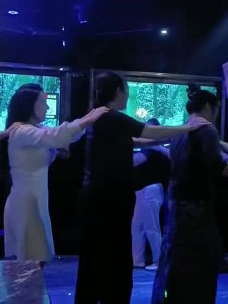 新买的跳舞鞋,感觉自己的舞步都轻快了。