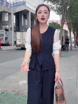 #时尚气质穿搭 #新款休闲套装 #谁穿谁好看 #早秋穿搭