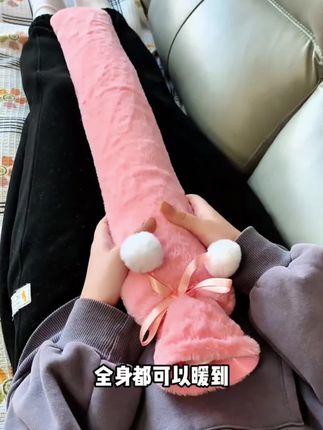 长条热水袋 冬天手脚冰凉怎么办?快来试试这个超长热水袋,它是加长的设计,可以让你从头暖到脚,再也不用担心手脚冰凉了。而且它还是加厚的,里面填充的都是满满的热水,摸起来手感超级好,就像抱着一个小火炉一样,特别暖和。有了它之后,我每天晚上睡觉都感觉很温暖。