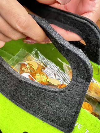 如果你经常熬夜加班应酬喝酒,嗓子不舒服,那你一定要试试这个叶同仁家的胖大海罗汉果橘红茶,配料表很干净,只有胖大海罗汉果橘红茶,没有乱七八糟的添加剂,喝起来很放心。每次取一小包,用热水冲泡五分钟就可以喝了,茶汤清澈透亮,入口清香甘甜,回味无穷。#养生 #罗汉果 #好茶 #好物推荐
