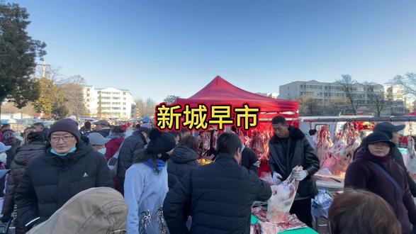 《烟火人间》 在小城,我接触过三个早市,一个是同心路早市,一个是新城早逝,一个是湖滨街早市,相比较而言,我最喜欢新城早市。早市原来在新城电力局的小巷子里,一年三百六十五天,每天早晨都是人声鼎沸,热热闹闹,每天又都是在带红袖标的大叔大声呵斥中,慢慢罢市,很有意思。不知道是哪一年,早市搬到了上海路北边,今天是第一次去,呵,这里卖啥的都有,常规蔬菜不说,各种水果、肉禽蛋奶,鸡鸭鱼鹅,想吃啥都在这儿能买到。莲湖西红柿那叫一个新鲜,晶莹剔透的草莓都是天不亮就采摘下来的。小油菜、青辣椒水灵灵的让人不能不买,卖酱肉的竟有好几家,我还看到了一家卖胡辣汤的,这早市真是丰富的很。这哪里是一个早市呀,简直就是过年大采购的架势。新的早市依旧的人挤人,依旧的购销两旺,只是听不见了大叔呵斥的声音。我喜欢这个早市大概就是这儿最有烟火气,也或者是因为许多年前,儿子在新城上的六中,也或许是因为我们曾在新城租过一套六十平米的小房子,这早市也是常去的地方吧。