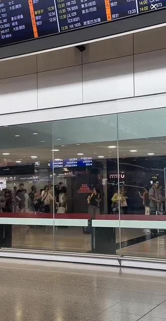 #云旗#郝熠然 香港接机直接乱套了,直播间乱窜也没看见人影
🥹🥹🥹
