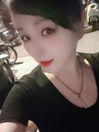 今天第一天,在夏飞大桥江边这里跳舞,哇人好多,风景优美,空气清新,太舒服了,明天继续,锻炼身体开心就好 ,运动使我快乐使我开心 。