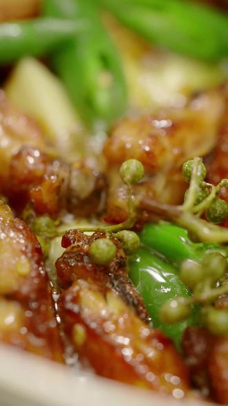 麻辣鲜香🔥青花椒鸡翅这样做太上头!怎么会这么好吃😋
5步搞定!外皮焦香内里多汁好吃到嗦手指。
青花椒的鲜麻和鸡翅的酥香神仙搭配,绝佳的下酒菜。
是吃货的一定要做起来!
花椒鸡翅
Green Pepper Chicken Wings ~🌶️🐔
1、腌制鸡翅:
把鸡翅从中间剪开,方便入味。
生抽2勺
蚝油1勺
料酒1勺
白胡椒些许
小葱
姜片
玉米淀粉2勺
腌制20分钟
2、起锅放油,把腌制好的鸡翅放在锅中煎至2面焦黄,拿出备用。
3、把蒜/姜块放入锅中煸炒一下,放入切好的小米辣/线椒,放煎好的鸡翅。
4、然后放青花椒(青花椒不要炒时间太长,会发苦),糖和少许生抽,煸炒1分钟。
5、撒芝麻,出锅摆盘。
#鸡翅的神仙吃法
#创作者中心
#创作灵感
#青花椒鸡翅
#麻辣鸡翅
@@DOU+小助手