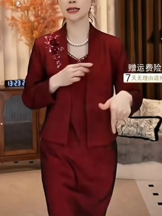 2025春喜婆婆甄选,酒红色连衣裙二件套。长袖设计适配春日温差,尽显得体仪态;修身剪裁勾勒温婉曲线,藏肉显瘦更显韵味。无需繁复装饰,经典酒红自带高光,轻松撑起重要场合的女神气场。 喜婆婆的春日“战袍”已就位!酒红二件套连衣裙,长袖护暖又端庄,告别春日穿搭尴尬。修身版型巧妙藏肉,经典色调提亮肤色,黄皮也能轻松驾驭。一套配齐,时髦与端庄一键解锁,省心又好看。 2025春款喜婆婆连衣裙,酒红二件套自带贵气。长袖剪裁利落优雅,修身设计贴合身形却不紧绷。以简约线条勾勒岁月沉淀的美感,上身即是从容大气的女神范,耐看又百搭。#谁穿谁好看 #面料柔软舒适 #穿搭 #高级感穿搭 #原创 @抖加🔥上热门🔥dou+🔥热点宝