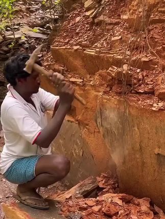 男人在山上,发现了一块昂贵的石头,他把石头拿回家加工成碗