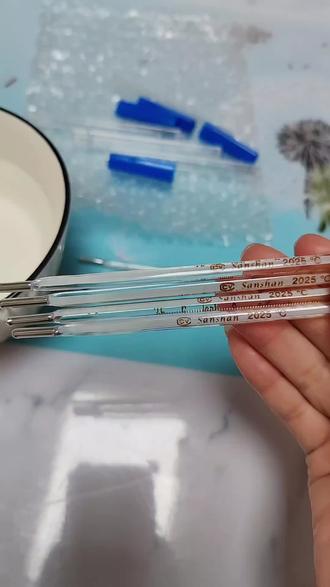 昨天出于好奇发了个关于体温计的视频,然后引起了关注,很感谢朋友们的一一解答。为了验证疑问,我今天分别测量了温度,大约有2-3C的误差,这应该也算正常吧。有关体温表刻度不一样的疑惑可以看一下我上条视频的评论区#真实生活分享计划 #体温计 #万能的抖音 #水银温度计