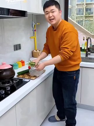 小网兜大作用,家里各种垃圾袋,塑料袋用它收纳很方便,内裤袜子也能用它收纳#好物推荐🔥 #魔术贴网兜收纳袋