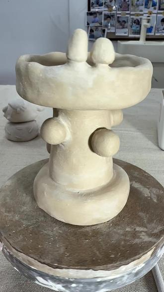 新手也能做的陶艺烛台教程来啦!🔥
不用复杂工具,揉个球就能做出超有质感的底座,支撑柱掏空防炸窑,托盘两种做法任你选,最后捏个小房子当装饰,成就感直接拉满!
想亲手做一个吗?来杭州泓砚斋陶艺吧,我们手把手教你~
#陶艺教程 #烛台制作 #杭州探店 #手工DIY #少儿陶艺