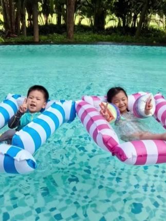 夏天到了,快给孩子安排一个这样的充气浮排吧!孩子可以在上面休息,也可以在上面玩耍,还可以在上面游泳,累了就躺在上面休息一会,真的是太舒服了。它是充气的设计,不用的时候可以把它放气,收纳起来也不占地方,家里有孩子的赶紧备上一个吧!#夏季必备 #充气浮排 #宝妈推荐 #儿童好物 #游泳必备