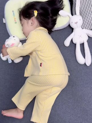 我希望她一看就是被养的很好的小孩 所以她不用等到衣服脏得不行再换 不用老是穿不合脚的鞋子 每天都有干净搭配好的衣服 有合适长度的指甲和头发 还有超级爱她的爸爸妈妈 她并不需要多完美 只要健康快乐就好 #我的女孩👧🏻 #陪你长大#我的女儿 #儿童家居服