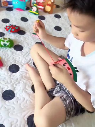 孩子自己能搞定的针线活,用粗大加粗的针线亲手缝制公仔挂件,一戳一拉太过瘾了#手工diy#亲子手工#爱了#针线活