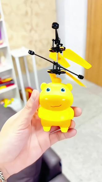 过年回家奶奶送的新玩具,水豚噜噜感应飞行器,女儿可喜欢了#飞行器 #感应飞行器 #儿童玩具#玩具