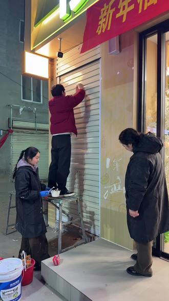 把画天安门墙画的美女画师苗苗请到这里来了