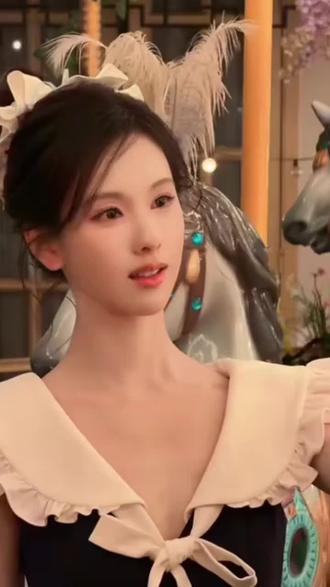 陈都灵同款被问爆的赫本连衣裙,温柔与高级感一键拿捏~
#陈都灵 #财阀千金小礼服 #公主裙 #赫本裙 #小黑裙