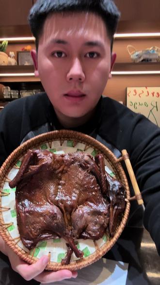 双十二挂个活动价格给大家!!就双十二当天下单的价格哦,然后新一轮的乐享湖南消费券就开奖了,中奖的朋友们记得拍我们3只老鸭➕100克鸭舌的券哦!!!#满哥酱板鸭 #双十二 #乐享湖南 #湖南特产 #酱板鸭推荐