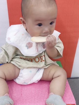 6个月就可以吃的米饼来啦,可以帮助宝宝磨牙收敛口水,没牙也能吃,在哭闹的时候来上两片真不错#母婴#宝宝零食#米饼 #南园国色米饼 #宝宝爱吃