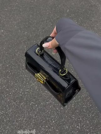 谁懂啊!2025年第一个心动包包就是它! 拿到手就被这股子高级感拿捏了——凯莉包型的优雅刻在骨子里,却又藏着ins风的洋气小心机,背上身自带“博主街拍”滤镜。 想换风格?单肩背是通勤的利落感,斜挎着秒变逛街的元气少女,手提时又能切换成约会的精致姐姐,一只包承包所有场合真的绝! 关键是百搭到犯规!牛仔裤配它不违和,小吊带搭它不突兀,连oversize卫衣都能被它衬得更有造型感。小个子姐妹完全不用担心,尺寸刚刚好,拎着超显比例~ 现在出门全靠它撑场面,预感会火成爆款,早买早当时髦精! #2025包包趋势 #单肩包推荐 #ins风穿搭 #小众设计包包