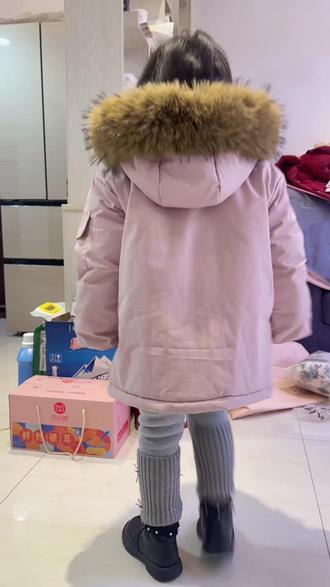 给我女儿买了一件年服,喜欢的不得了,保暖又好看,毛绒绒的摸着可舒服了#年服 #女儿