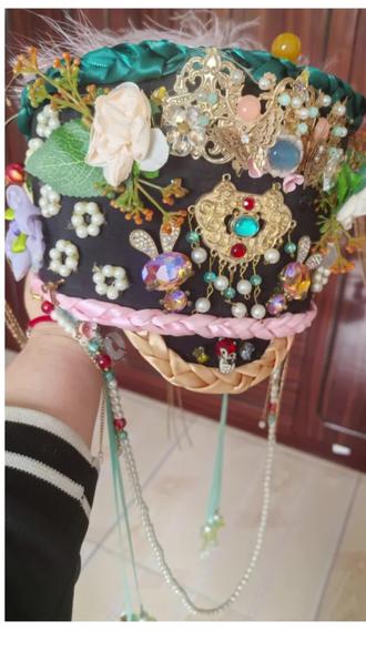 #清朝钿帽皇后头冠
纯纯的手工制作,帽顶是纸板,围边是薄薄的泡沫,所有的簪花都是从小到大给她买的头饰,饰品,搜寻来的,有些饰品拆了,一个个用热熔胶粘上去…我真是心灵手巧,😄😄😄😄😄😄