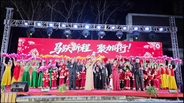 2026年联合镇春晚
乡村振兴在此刻具象化
小姑娘全开麦演唱很有明星范儿
《大花轿》也登上了舞台赶上了一波潮流
老年大学的老师们的表演也很形象生动
整台晚会共20个节目
天气虽然有点冷
也是从头到尾全看下来了
说明办得不错哈哈哈哈
#秀出家乡美 #联合镇春晚 #尤溪