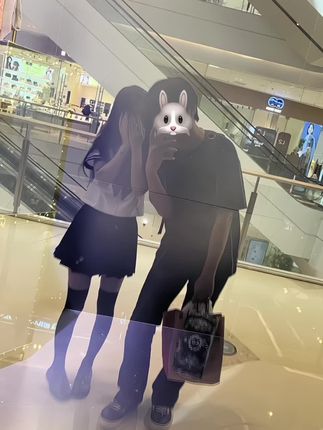 认识你之后 你天马行空的情绪和想法让我感到好奇好奇你的小时候是什么样子 想去的地方是哪里 喜欢吃什么 喜欢什么样的花 喜欢什么颜色 听什么歌所以我反复看着你的朋友圈 看你以前的照片和视频配的文案 很微妙原来在认识我之前的某一天 你吃的是这样的饭 穿的是这样的衣服 心情好或不好 脸上挂着的是什么样的笑容 要是我能早点认识你就好了这样我就可以早点陪你了 陪你说你想去的地方 陪你吃好多好多的饭开心或是不开心都陪着你#ootd