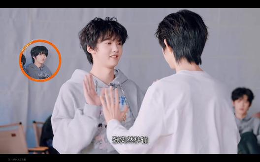 都闪开!萌猪弱势来袭!(绝对是因为这个裤子的原因!裤裤坏!猪猪好!)#张奕然 #TF家族族综