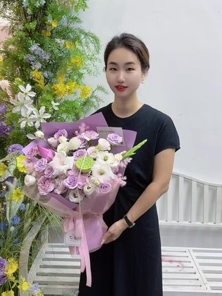 当紫色玫瑰撞进怀里💐 突然明白,偏爱不是说说而已!这束花的每一抹紫色,都在替他说:“你值得世间所有特殊待遇”!