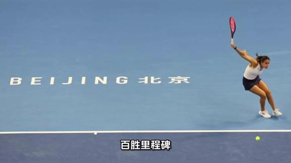 纳瓦罗三盘力克3号种子,斯特拉斯堡站强势晋级八强 百胜里程碑!纳瓦罗三盘力克3号种子,斯特拉斯堡站强势晋级八强
WTA500斯特拉斯堡站女单赛场迎来一场焦点对决。当地时间5月21日,第二轮比赛中上演美国德比,埃玛·纳瓦罗经过三盘鏖战,以6比4、4比6、6比1战胜赛会3号种子约维奇,本赛季首次击败世界排名前二十的顶尖选手,同时锁定最后一个八强席位。
这场胜利对于纳瓦罗而言意义非凡。这不仅是她职业生涯中极具含金量的一场突破之战,更是她巡回赛正赛的第100场胜利。面对实力强劲的3号种子,纳瓦罗从比赛伊始便展现出坚韧的斗志和全面的技术能力。
首盘比赛,纳瓦罗迅速进入状态。她的底线相持能力出众,反拍直线击球落点精准,多次迫使约维奇在跑动中出现失误。尽管约维奇试图通过节奏变化打乱纳瓦罗的部署,但美国小将在关键分上表现得沉着冷静。第六局完成关键破发后,纳瓦罗稳稳守住领先优势,以6比4先下一城。
第二盘,3号种子约维奇及时调整战术,加强了发球攻击性,并在接发环节主动施压。纳瓦罗一度在底线对抗中陷入被动,非受迫性失误有所增加。约维奇抓住机会,在第九局完成关键破发,随后以6比4扳回一盘,将比赛拖入决胜盘。
然而,纳瓦罗并未因丢掉第二盘而气馁。决胜盘中,她展现出超越年龄的心理素质和顽强拼搏精神。从第一分开始,纳瓦罗便重新掌控了比赛节奏。她的跑动覆盖面积明显扩大,防守反击打得尤为坚决。在体能和心理的双重考验下,纳瓦罗愈战愈勇,连续破掉对手发球局,很快建立起5比0的巨大优势。尽管约维奇在第六局艰难保发,但纳瓦罗随即在自己的发球胜赛局中干净利落地锁定胜利,以6比1结束战斗。
整场比赛耗时近两小时,纳瓦罗用一场硬仗为自己职业生涯的百场胜利写下了最佳注脚。从初出茅庐到如今突破顶尖选手,这100场胜利见证了她的成长与坚持。赛后数据显示,纳瓦罗在决胜盘的制胜分数量远超对手,而她在关键分上的把握能力也成为取胜的关键因素。
凭借这场胜利,纳瓦罗成功跻身斯特拉斯堡站八强。接下来,她将在四分之一决赛中迎战中国金花张帅。两人将为一个半决赛名额展开激烈争夺。对于刚刚达成百胜里程碑的纳瓦罗而言,这既是挑战,也是继续突破自我的良机。