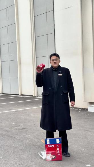 山楂树下禁售山东,买不起别来喷,被山东人抵制后致歉?不好意思,我就是不喜欢喝。
不是知道错了,只是销售额下降了
好的山楂在树上,坏的山楂在树下#山楂树下#山东山楂树下