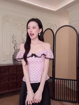 穿上波尔卡圆点上衣和缎面裙,享受法式浪漫时光#夏季穿搭 #两件套 #女装