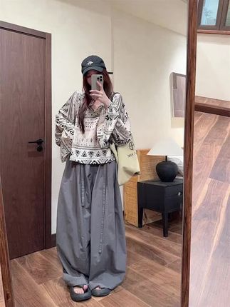 救命!这波松弛感穿搭赢很大🎯 民族风印花上衣自带度假氛围,大喇叭袖藏肉又时髦,搭坠感阔腿裤,慵懒到走路都带风~戴个棒球帽,日常出街、逛咖啡店直接封神☕ 谁穿谁懂这种“毫不费力的美”,被拿捏的姐妹快抄作业👇  #穿搭分享 #民族风穿搭 #松弛感OOTD