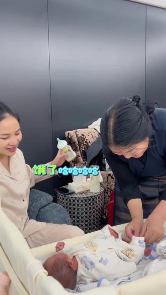 给大家听下小老弟班赞着急喝奶的猪叫声,他们两个真的很好区分,一抱就知道重的是小老弟班赞,轻的肯定是大哥米旁,因为班赞吃的奶要多一些,所以要比哥哥重#双胞胎 #萌娃 #双胞胎兄弟 #藏汉夫妇 #婆媳带娃