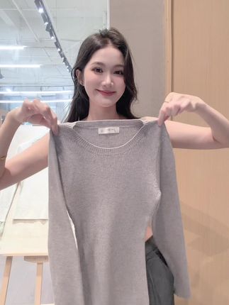 姐妹们,这件百搭的打底衫也太好看了吧,圆领正肩修身版型好显瘦我的天,面料软糯舒适,弹力非常大,随意搭配一条裤子都是很有随性的松弛感,姐妹们必须拥有一件#这也太好看了 #内搭外穿都好看 #爆款热卖中#美出高级感