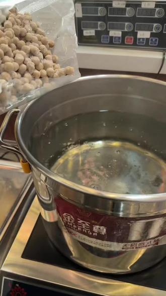 沙河市中医院中医药体验馆!中药奶茶等你来打卡!正山小种是一种全发酵红茶,产自福建武夷山,以独特的松烟香和桂圆甜味闻名。其核心功效包括暖胃护胃、抗氧化、提神消疲,同时有助于促进代谢、调节血脂,适合秋冬季节或体质偏寒者饮用