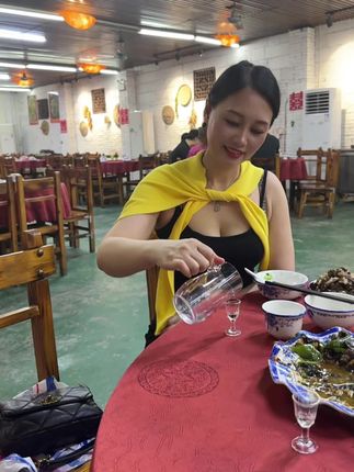 我来自山间,带着野花香,早晚来一杯,快乐赛神仙。